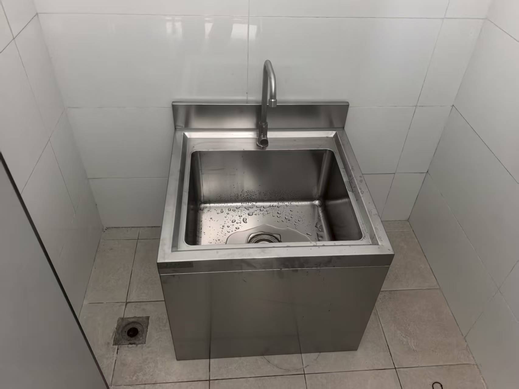 不锈钢洗手池低背板感应式