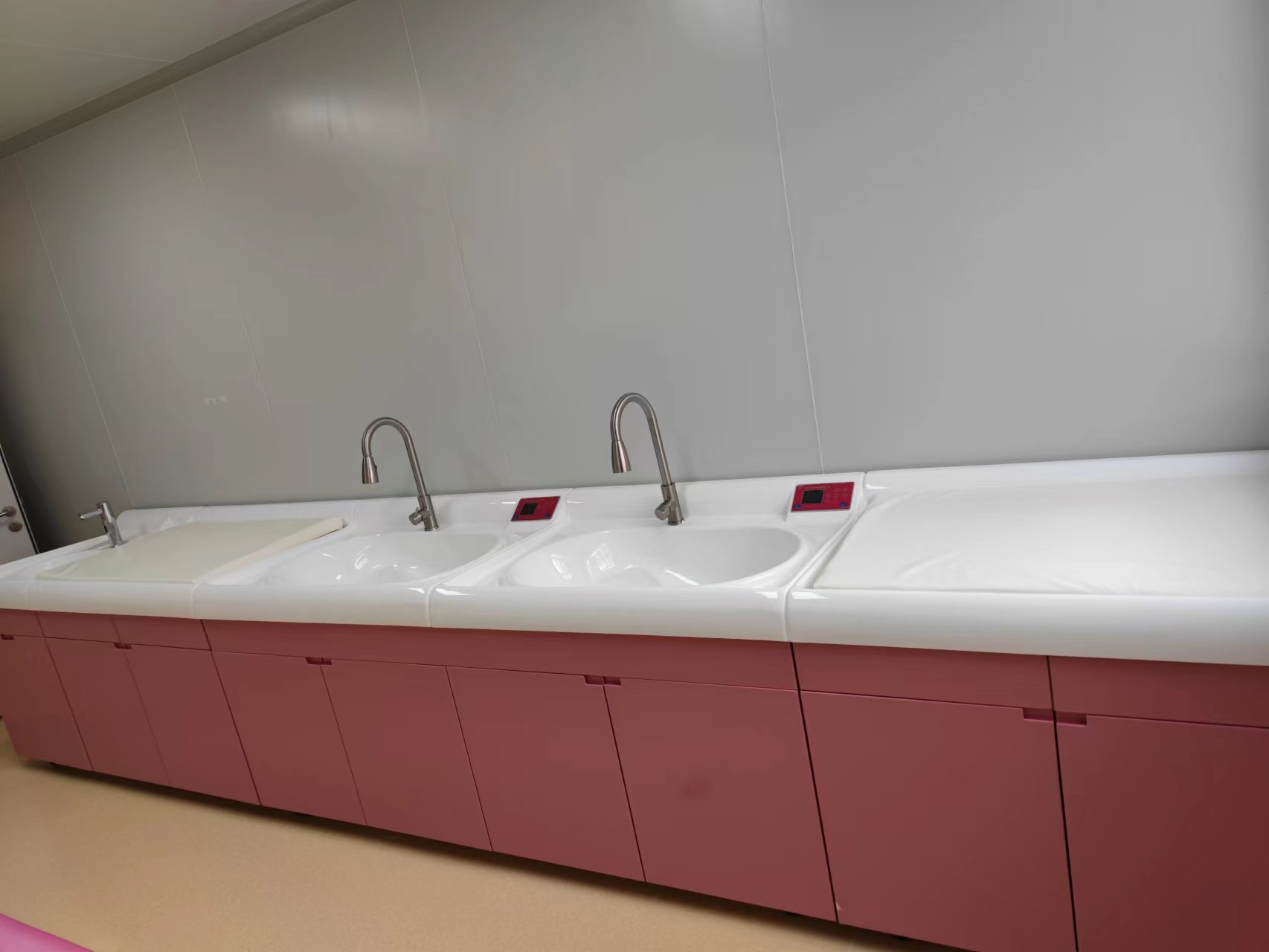 婴儿洗浴设备高分子材质宝宝游泳护理可定制