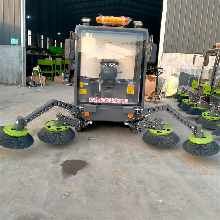 山东定制挂桶电动四轮7刷扫地车价格多少钱一台