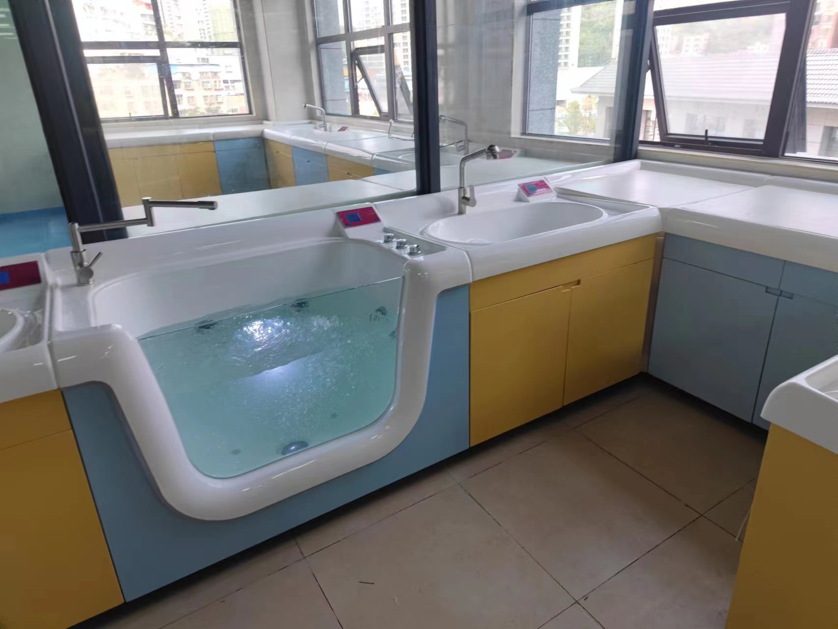 婴儿洗浴设备 新生儿洗澡盆 定制高分子游泳池带灯光泡泡