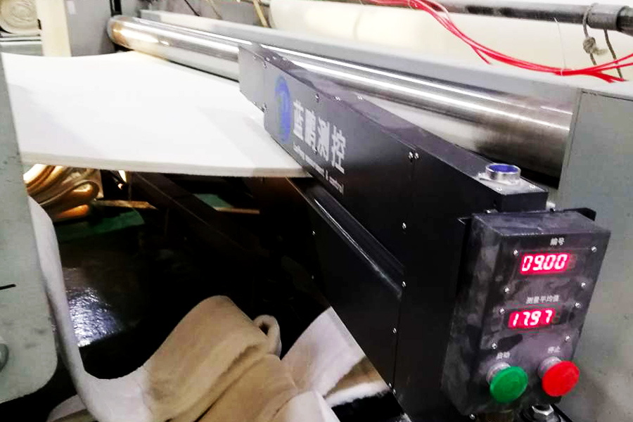 激光测厚仪：在板材生产中，为何是那个“没有平替”的选择？