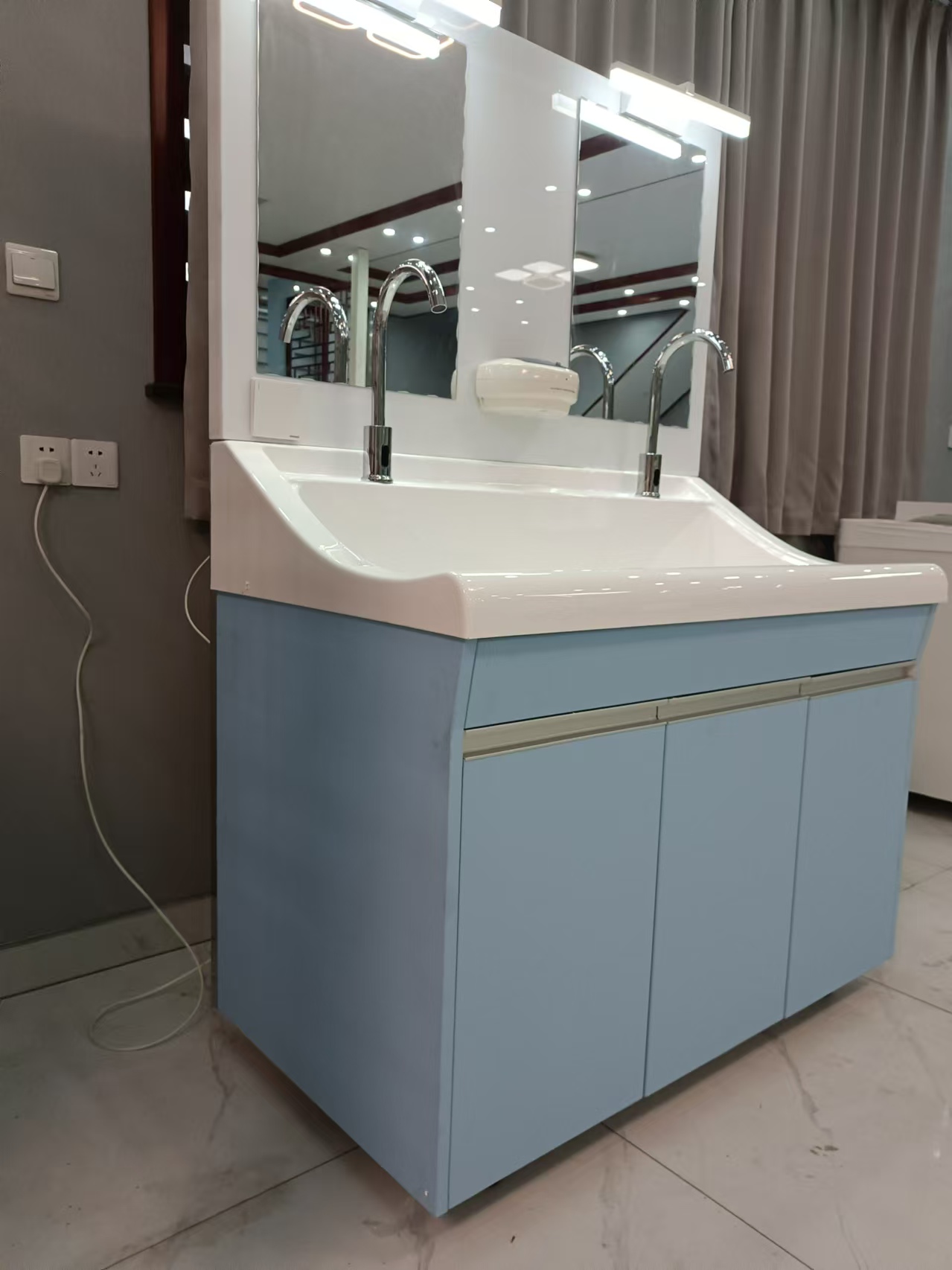 感应式鹅颈水龙头高分子双人位洗手池