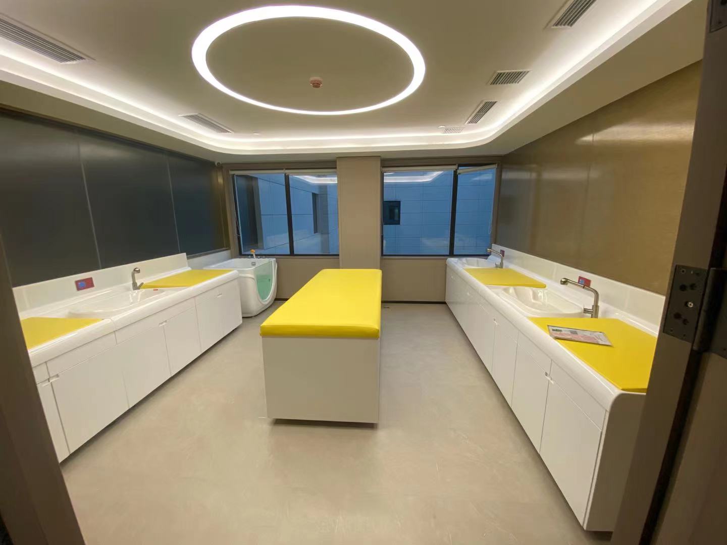 婴儿洗浴中心一体化新生儿洗澡设备护理台恒温婴幼儿游泳池