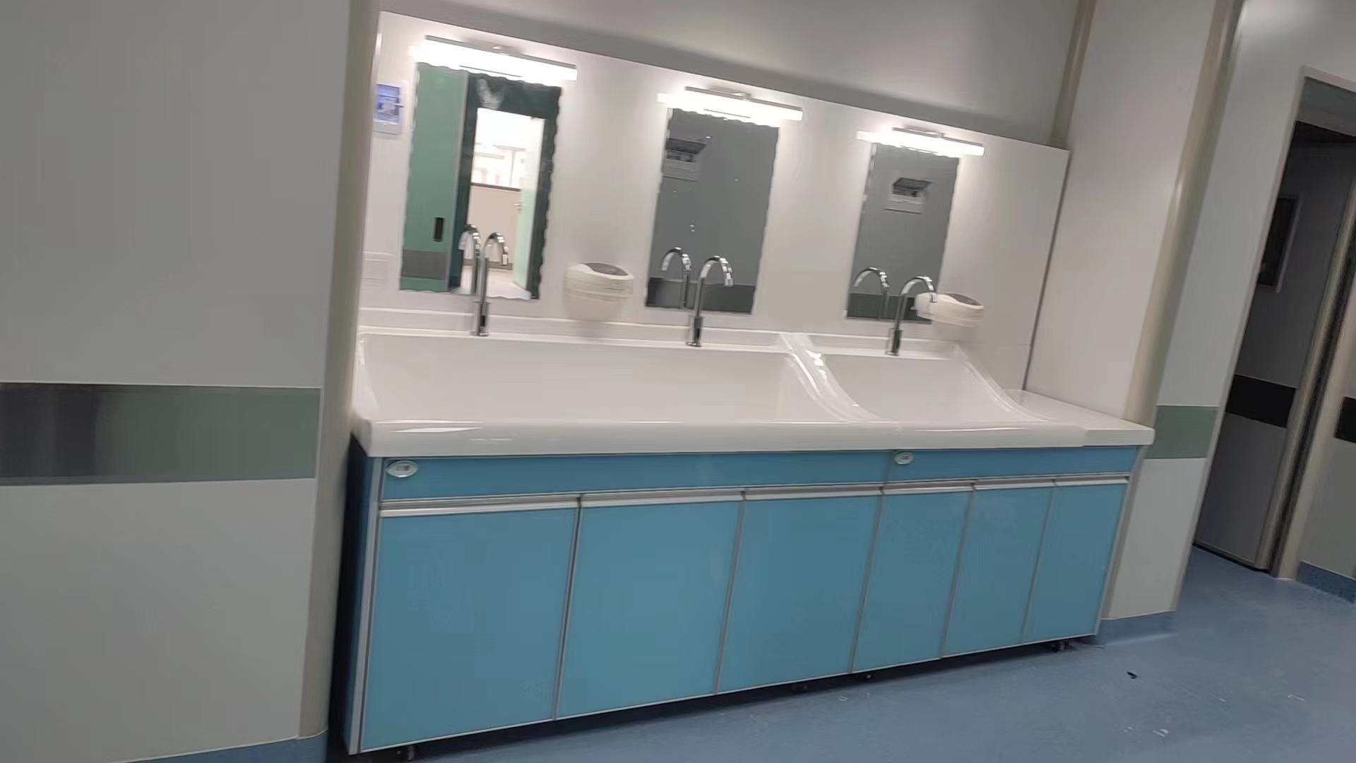 多人位高分子洗手池 感应式鹅颈水龙头