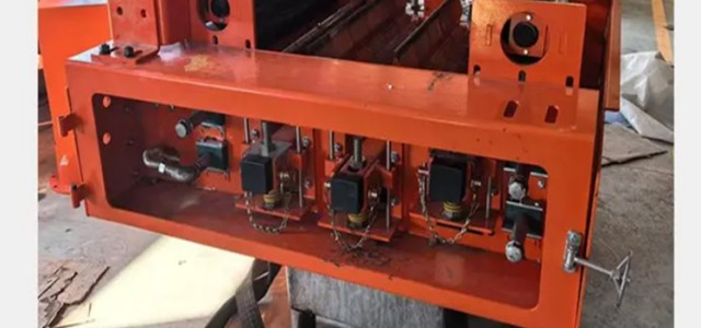 安装使用输送机皮带清扫箱 可解决回程胶带黏附物的清洁问题