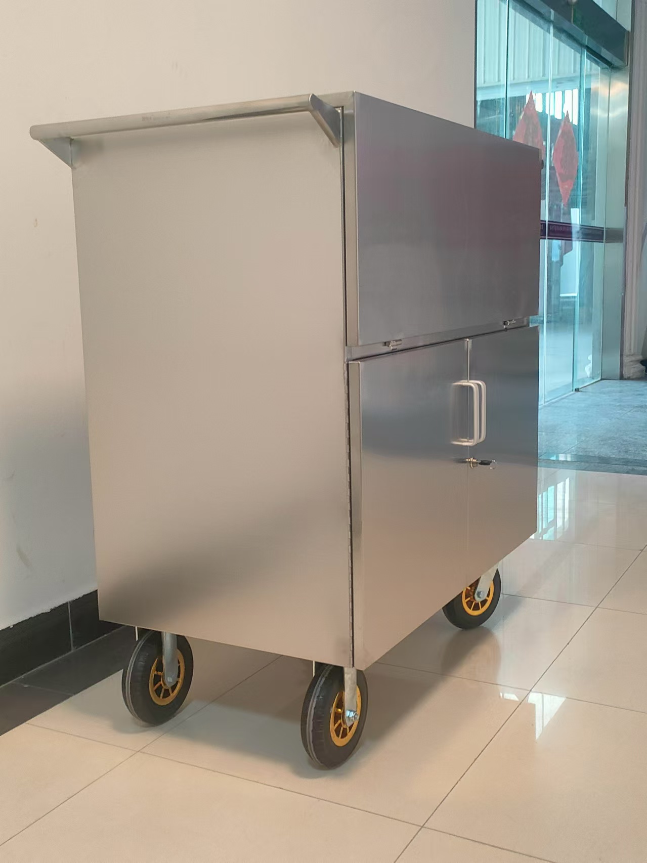 全封闭下送车双开门